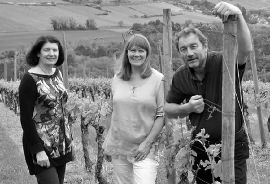 Groupe familial dans les vignes